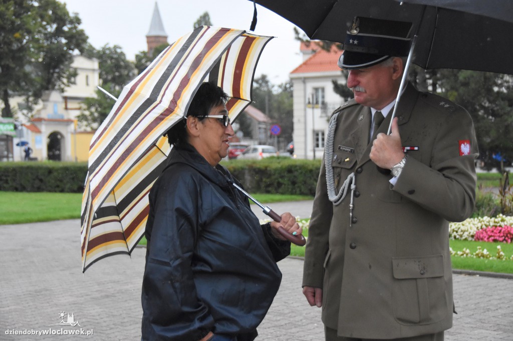Obchody pod pomnikiem na pl. Wolności