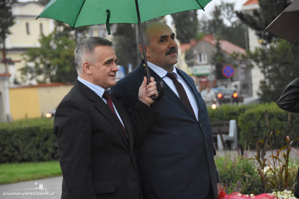 Obchody pod pomnikiem na pl. Wolności