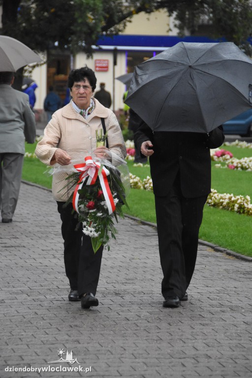Obchody pod pomnikiem na pl. Wolności