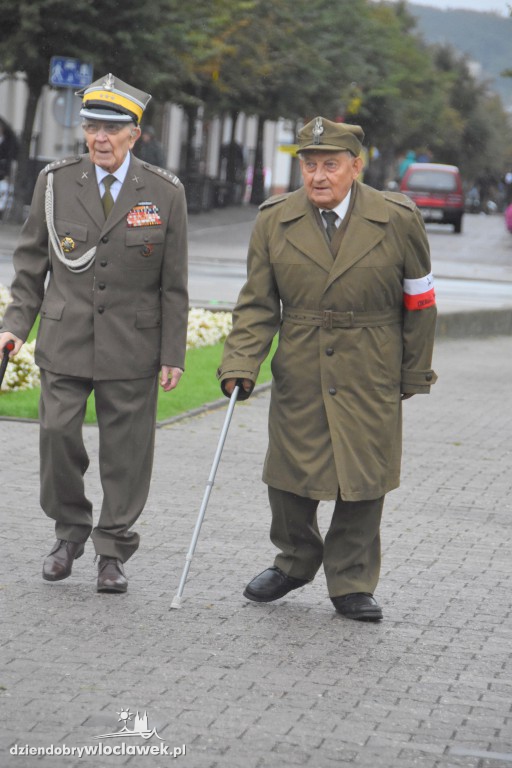 Obchody pod pomnikiem na pl. Wolności