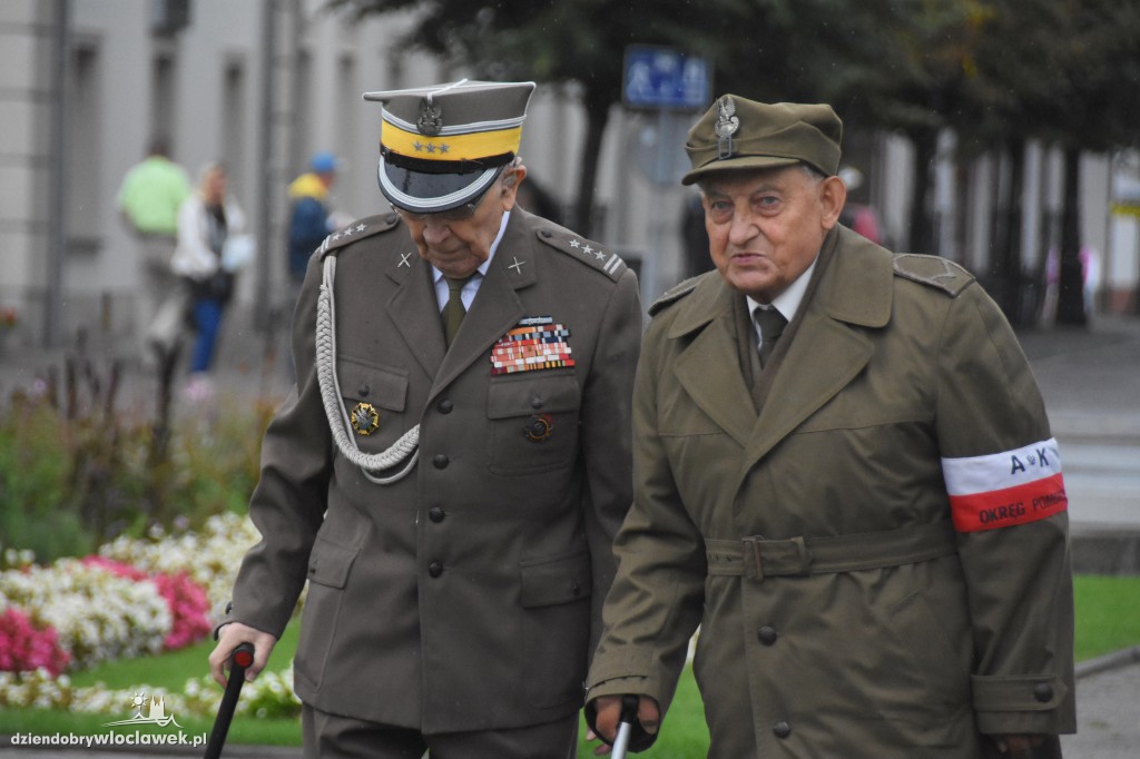 Obchody pod pomnikiem na pl. Wolności