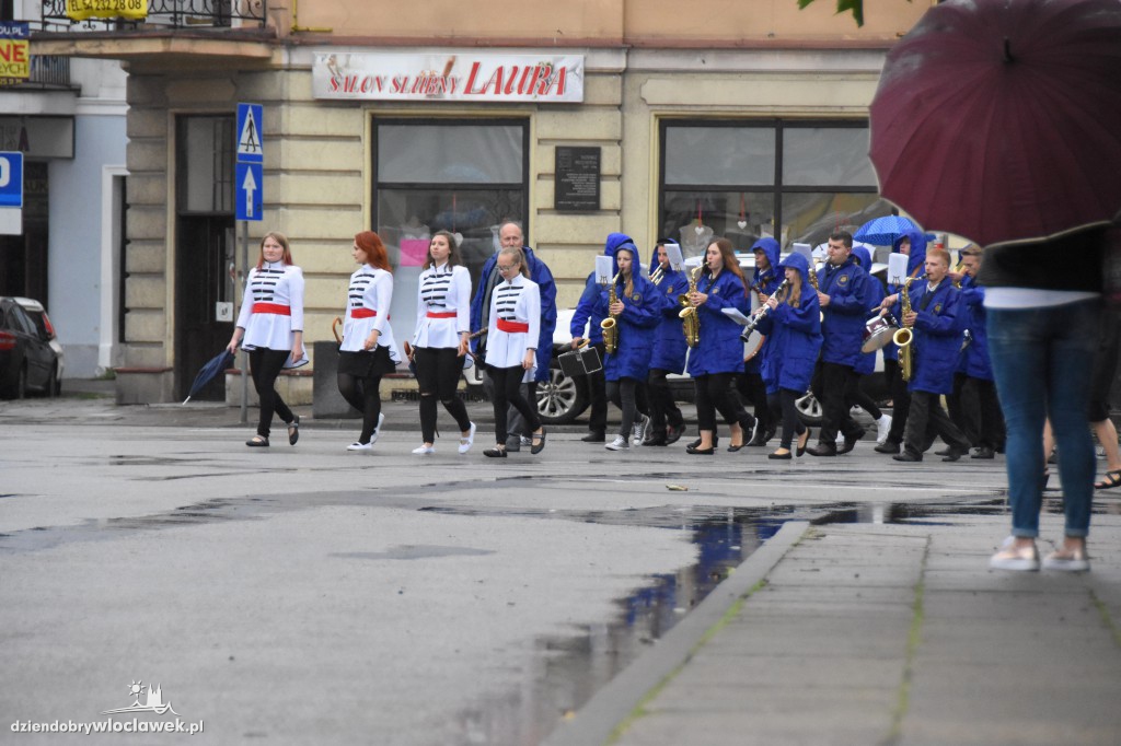 Obchody pod pomnikiem na pl. Wolności