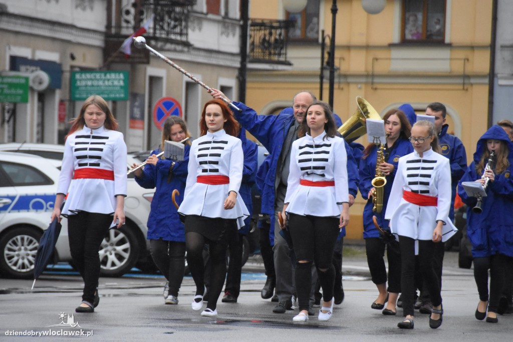 Obchody pod pomnikiem na pl. Wolności