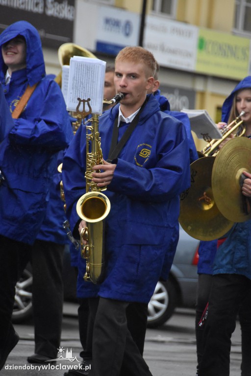 Obchody pod pomnikiem na pl. Wolności