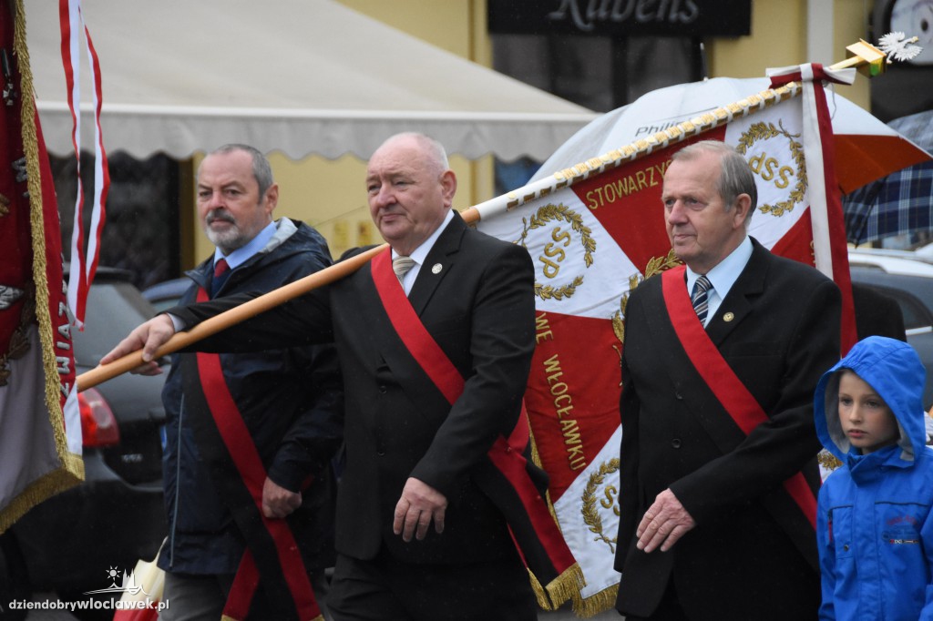 Obchody pod pomnikiem na pl. Wolności