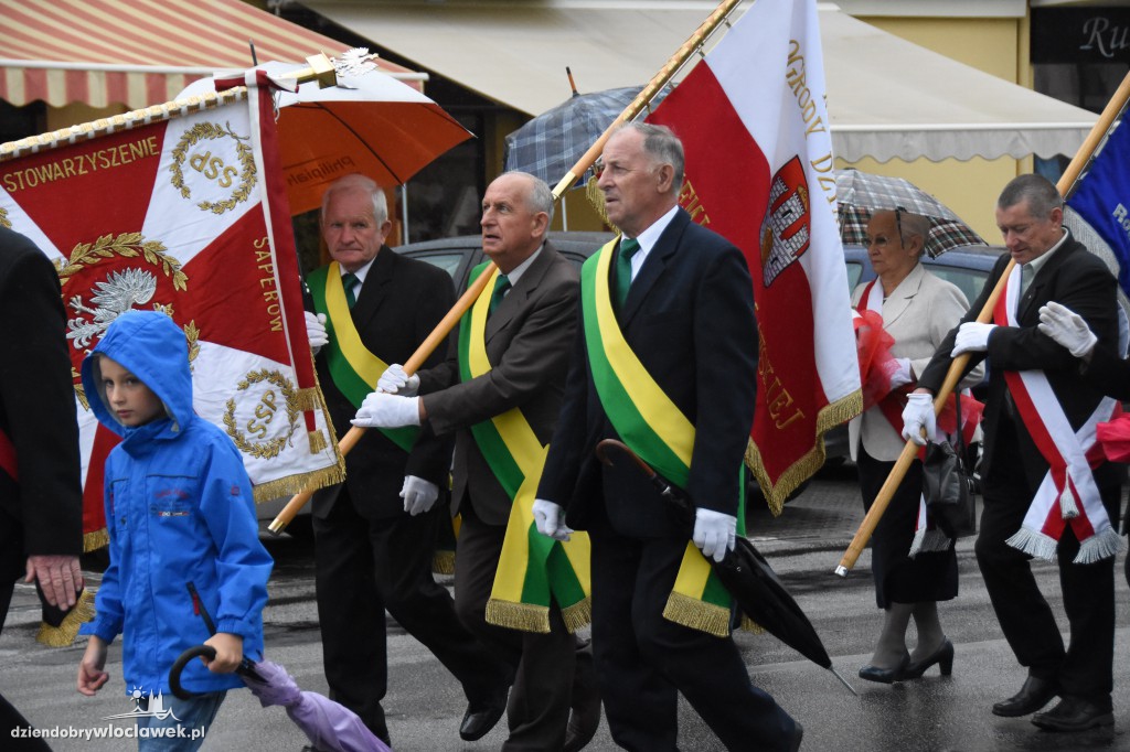 Obchody pod pomnikiem na pl. Wolności