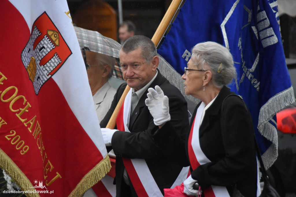 Obchody pod pomnikiem na pl. Wolności