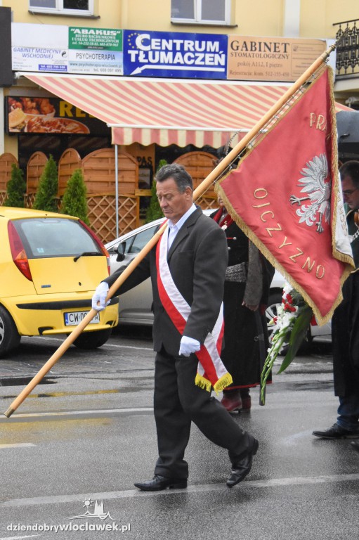 Obchody pod pomnikiem na pl. Wolności