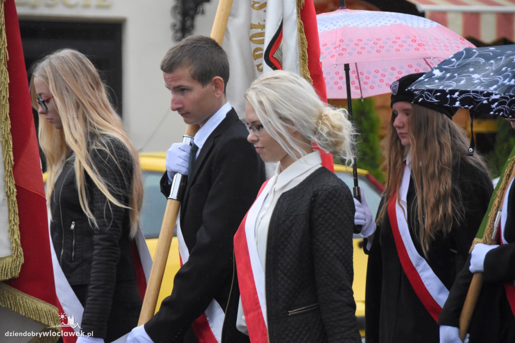 Obchody pod pomnikiem na pl. Wolności