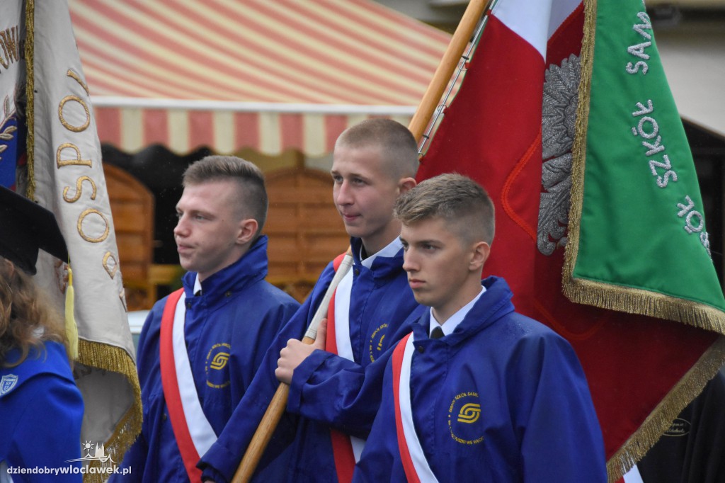 Obchody pod pomnikiem na pl. Wolności