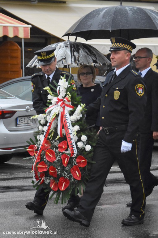 Obchody pod pomnikiem na pl. Wolności