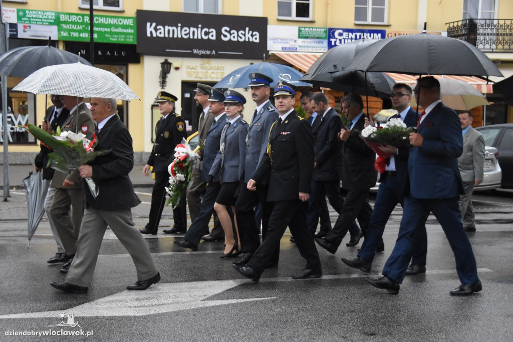 Obchody pod pomnikiem na pl. Wolności