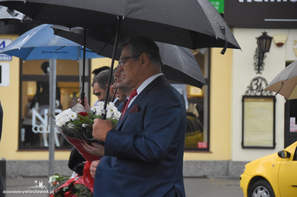 Obchody pod pomnikiem na pl. Wolności