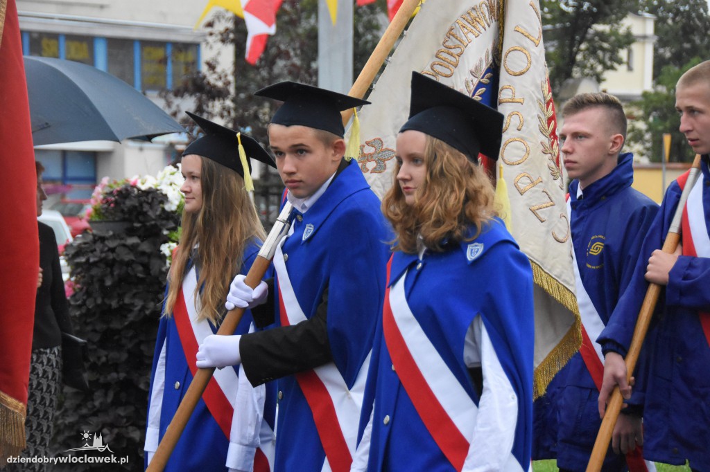 Obchody pod pomnikiem na pl. Wolności