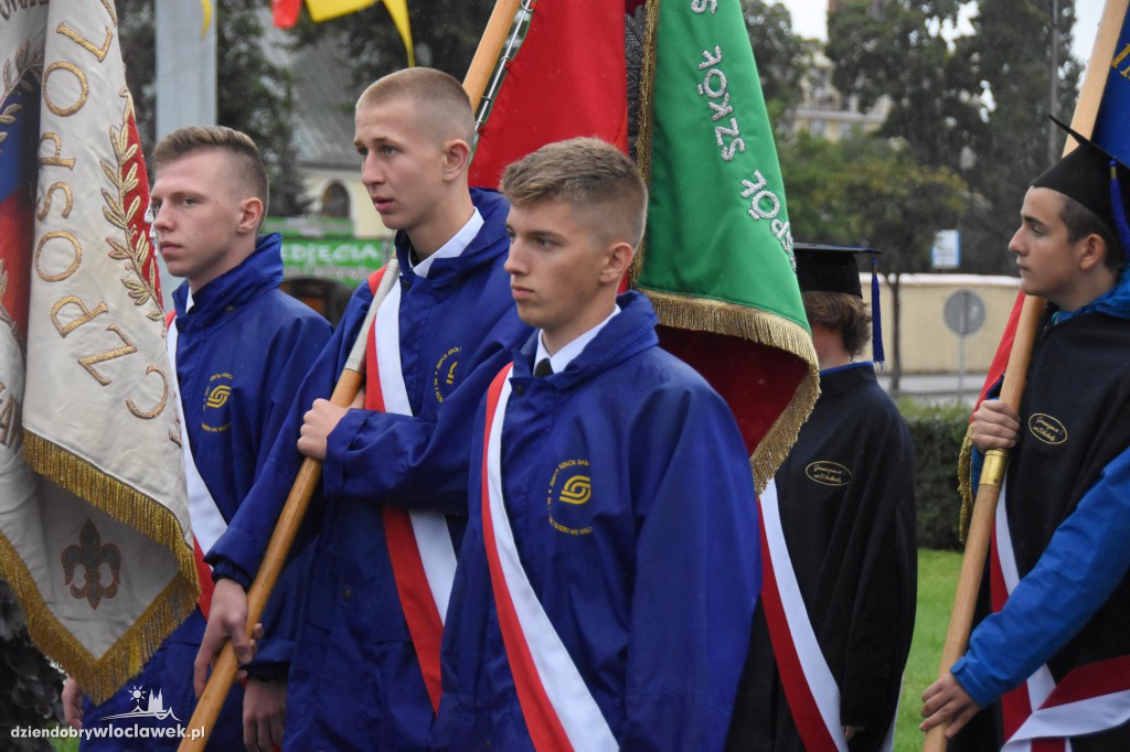 Obchody pod pomnikiem na pl. Wolności