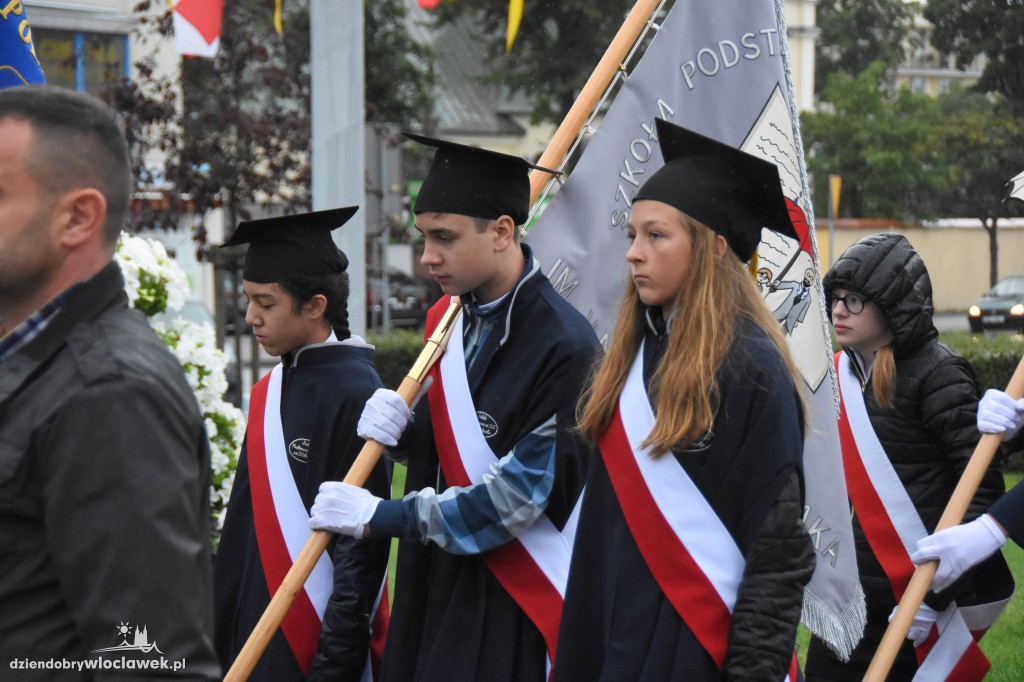 Obchody pod pomnikiem na pl. Wolności