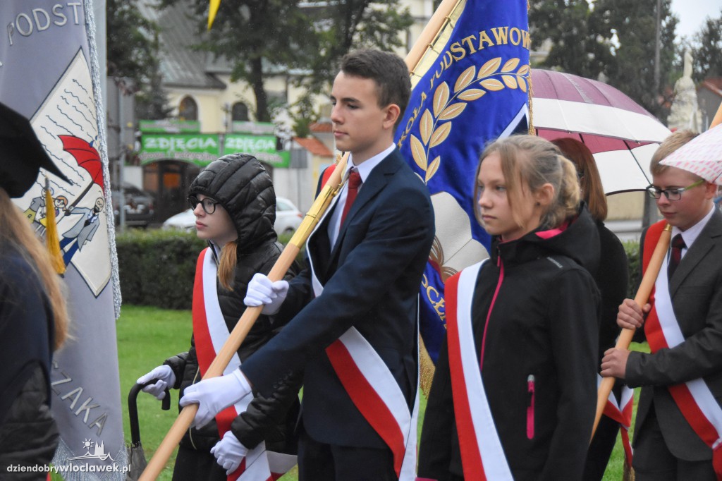 Obchody pod pomnikiem na pl. Wolności