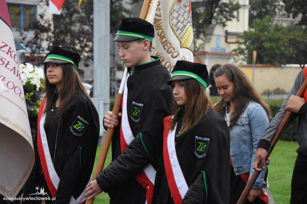 Obchody pod pomnikiem na pl. Wolności