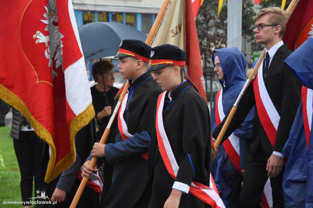 Obchody pod pomnikiem na pl. Wolności