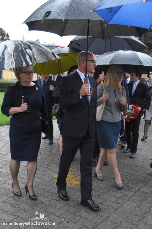 Obchody pod pomnikiem na pl. Wolności