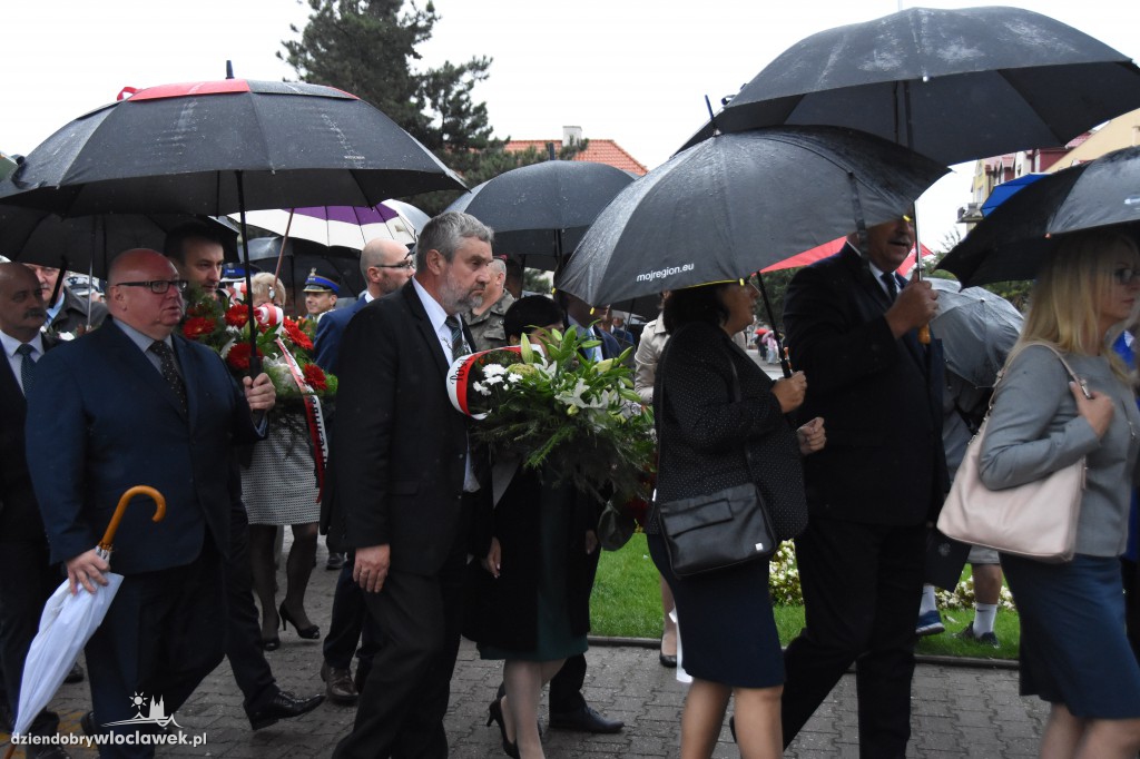 Obchody pod pomnikiem na pl. Wolności