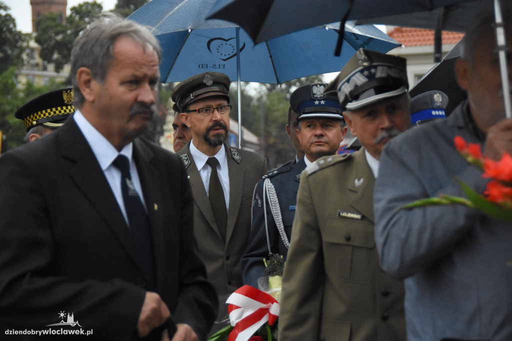 Obchody pod pomnikiem na pl. Wolności