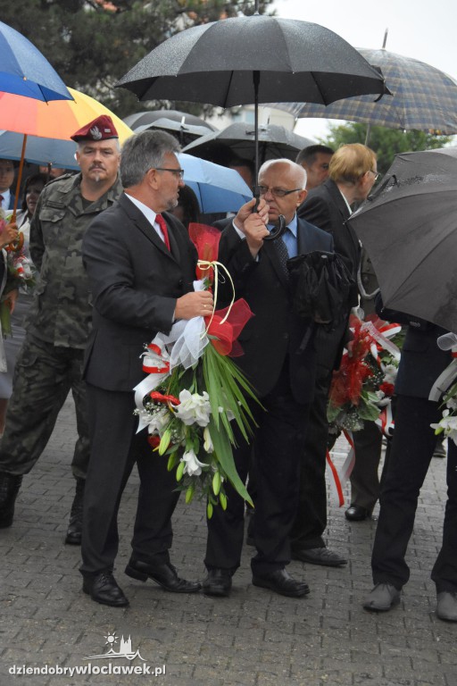 Obchody pod pomnikiem na pl. Wolności