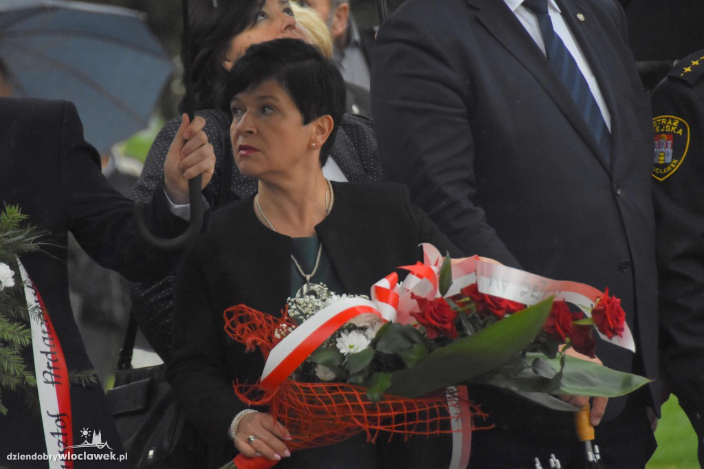 Obchody pod pomnikiem na pl. Wolności