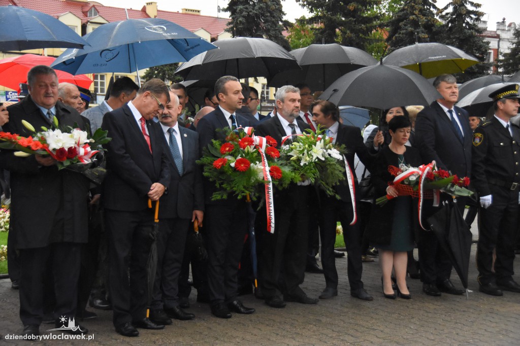 Obchody pod pomnikiem na pl. Wolności