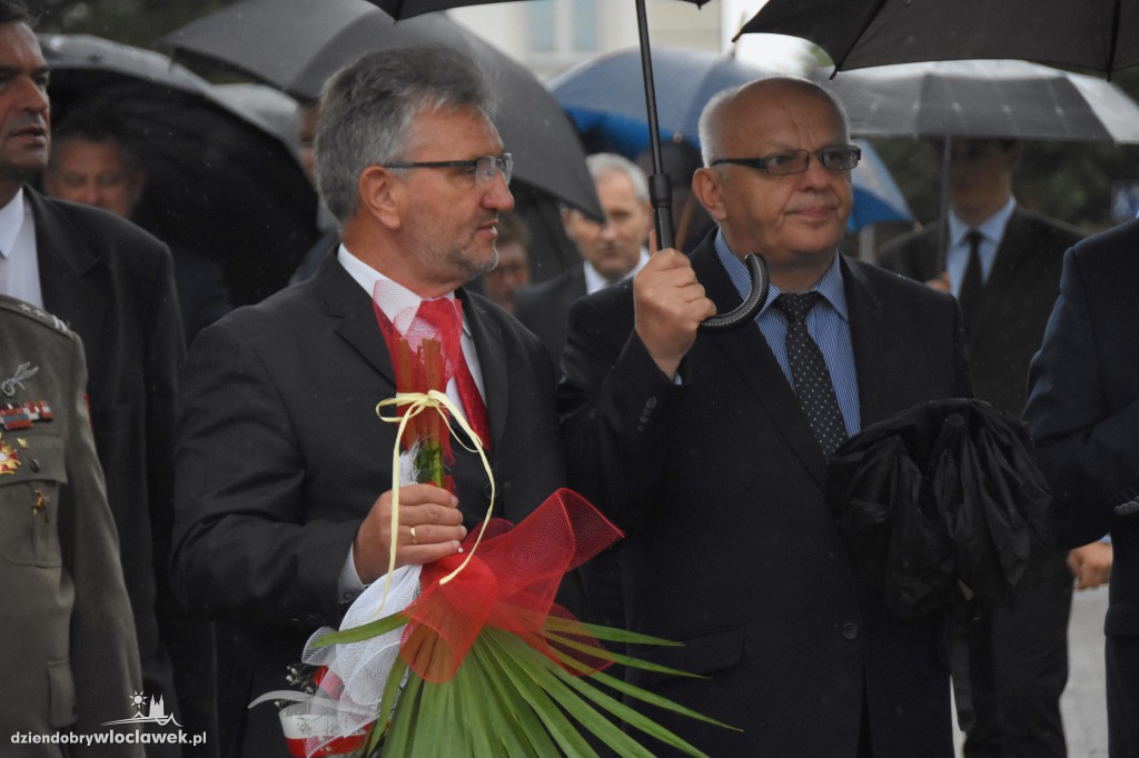 Obchody pod pomnikiem na pl. Wolności
