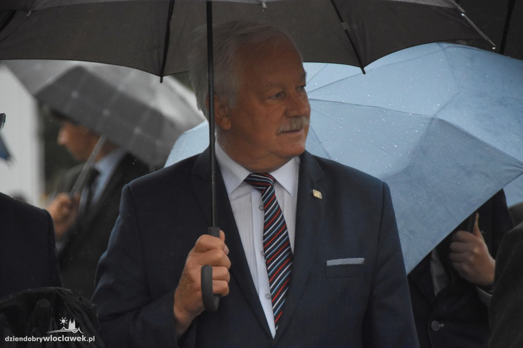 Obchody pod pomnikiem na pl. Wolności