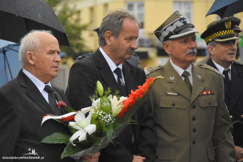Obchody pod pomnikiem na pl. Wolności