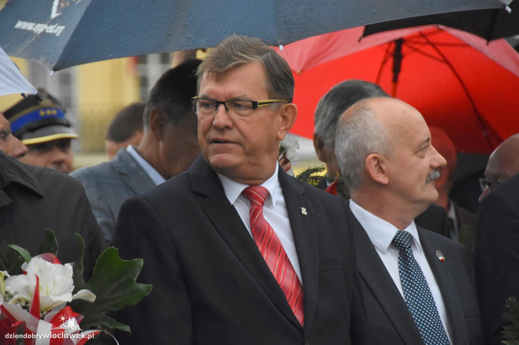 Obchody pod pomnikiem na pl. Wolności