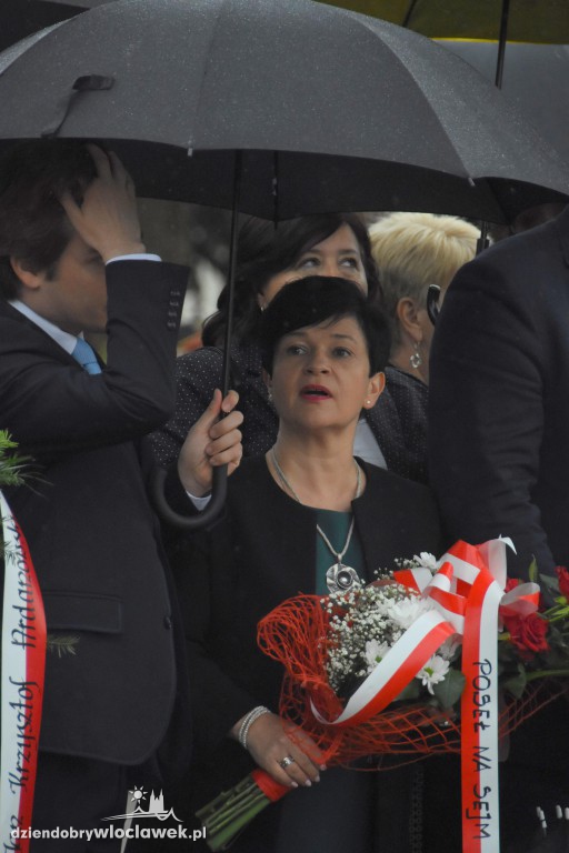 Obchody pod pomnikiem na pl. Wolności