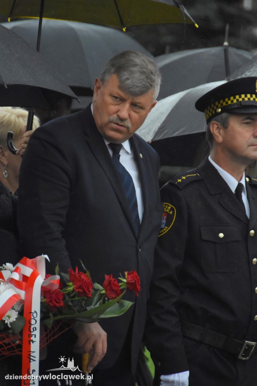 Obchody pod pomnikiem na pl. Wolności