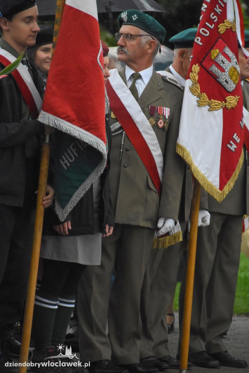 Obchody pod pomnikiem na pl. Wolności