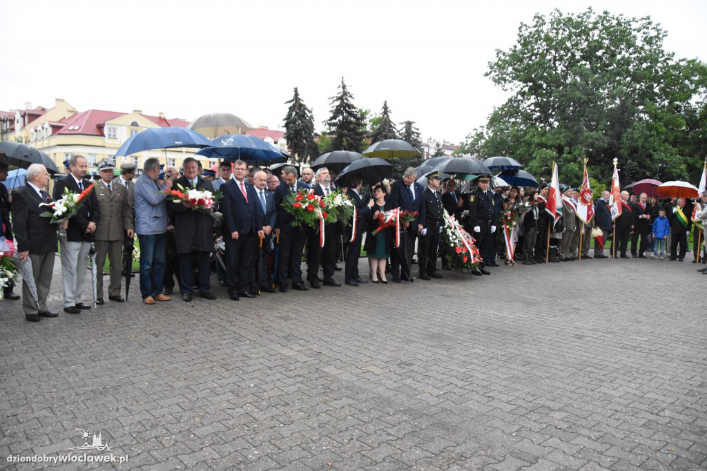 Obchody pod pomnikiem na pl. Wolności