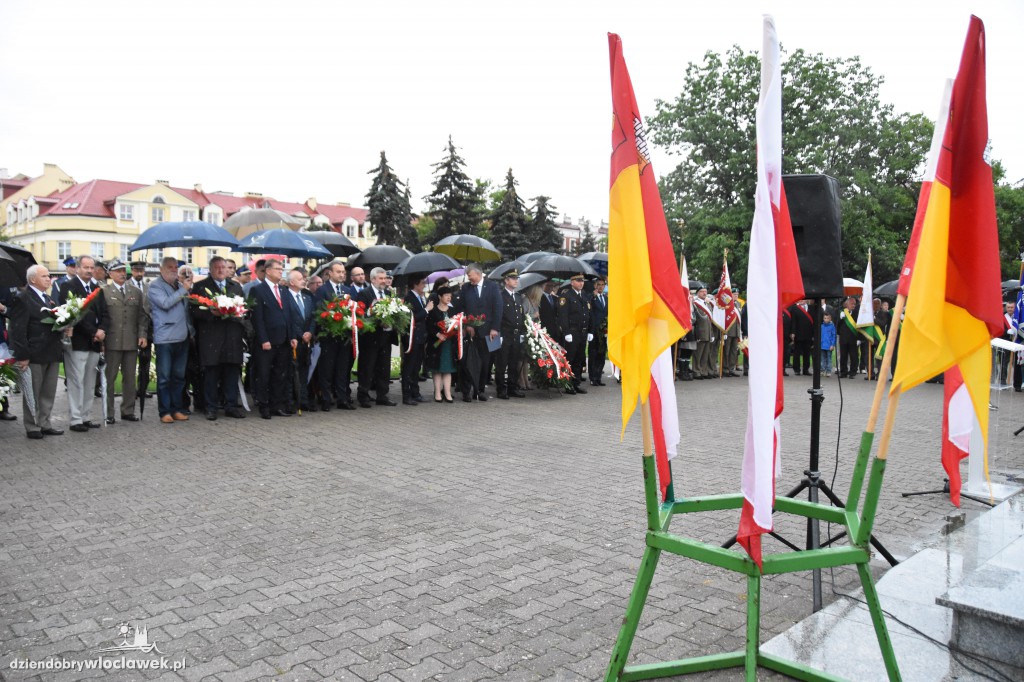 Obchody pod pomnikiem na pl. Wolności