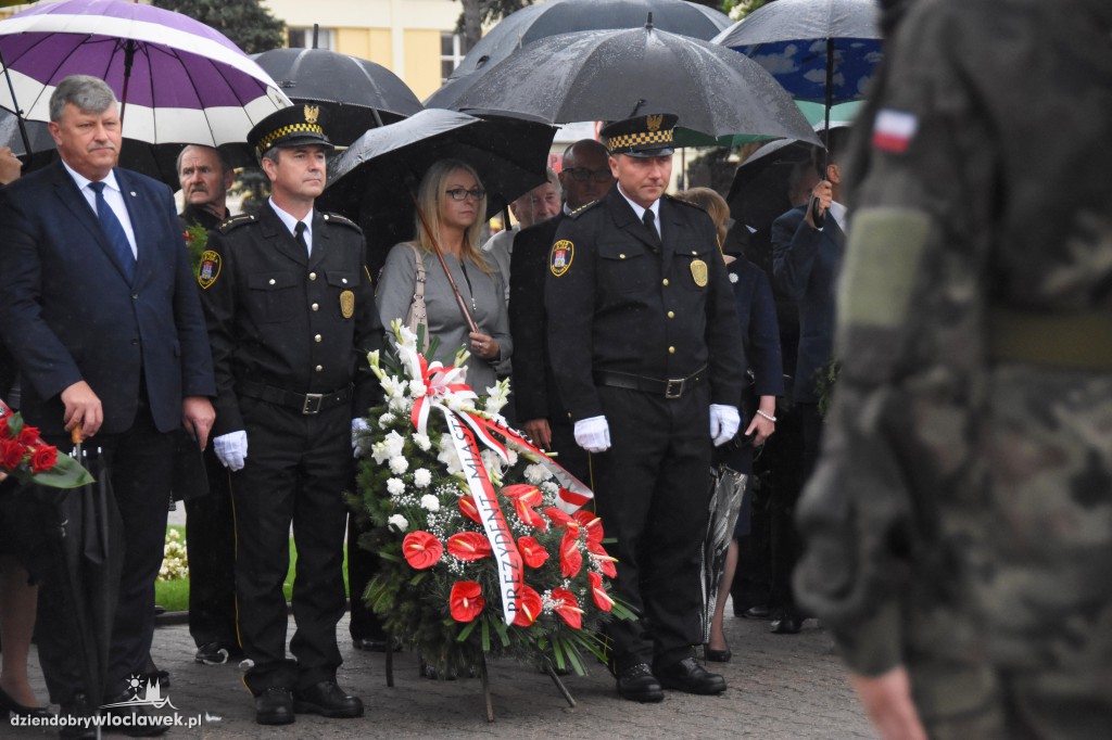 Obchody pod pomnikiem na pl. Wolności