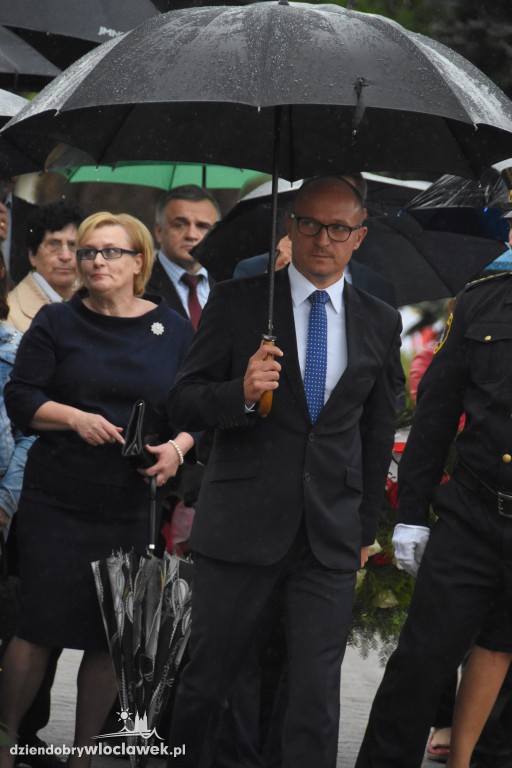 Obchody pod pomnikiem na pl. Wolności