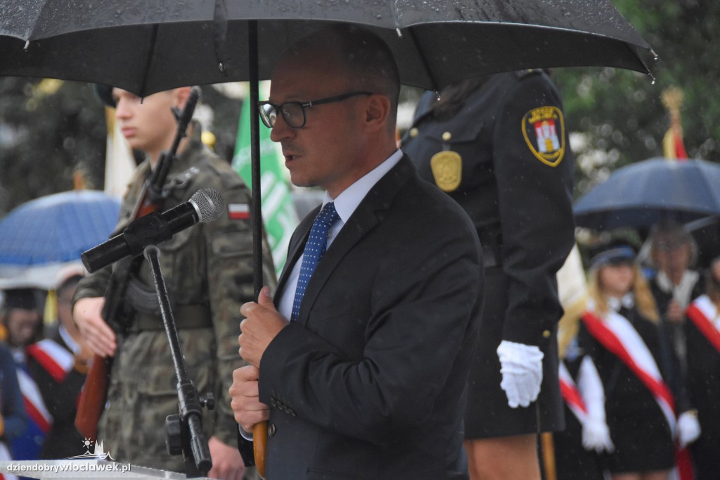 Obchody pod pomnikiem na pl. Wolności