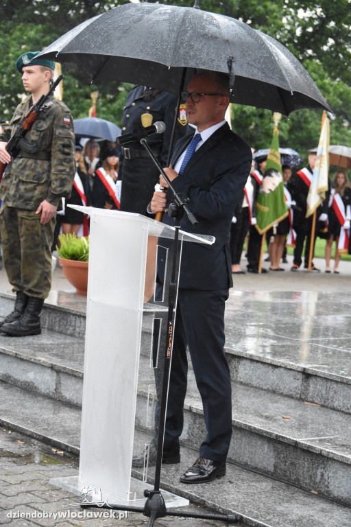 Obchody pod pomnikiem na pl. Wolności