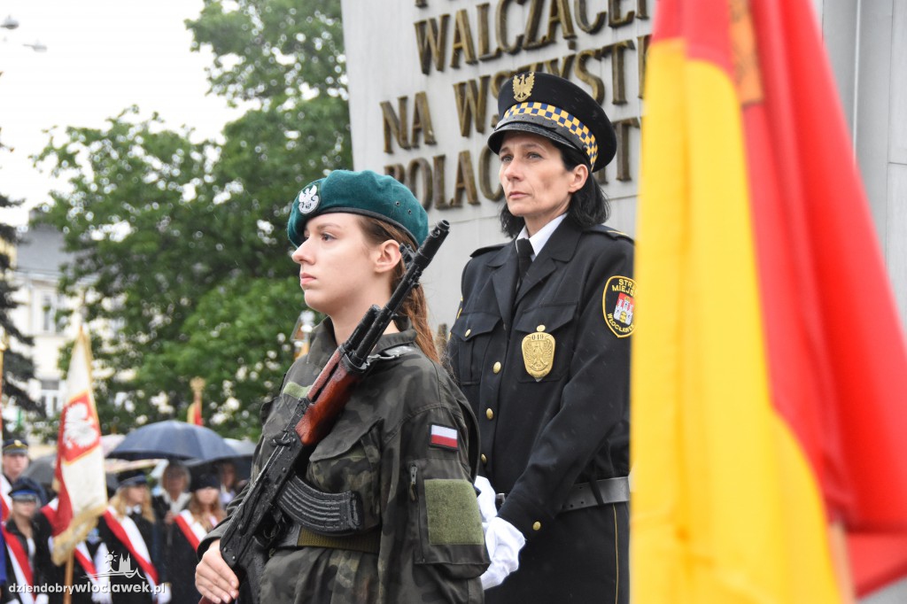 Obchody pod pomnikiem na pl. Wolności