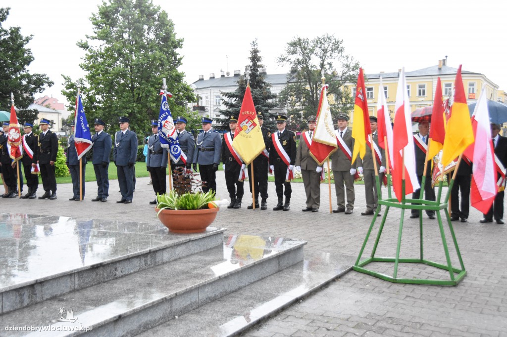 Obchody pod pomnikiem na pl. Wolności