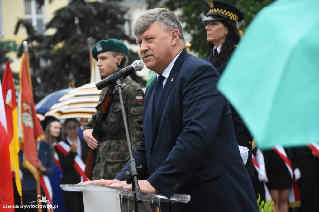 Obchody pod pomnikiem na pl. Wolności