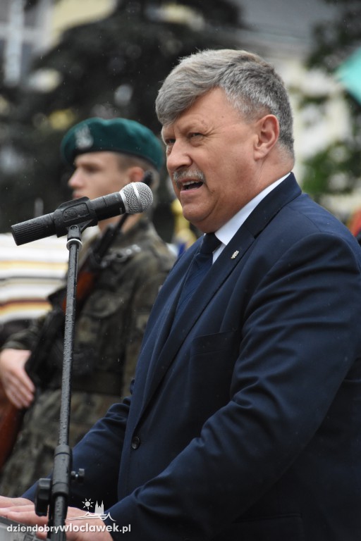 Obchody pod pomnikiem na pl. Wolności