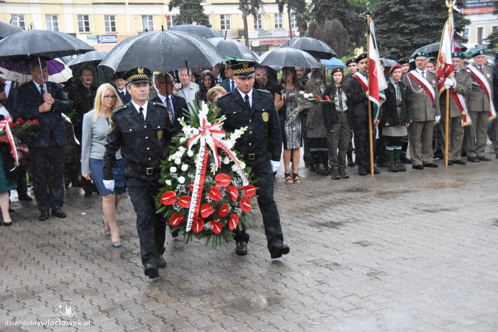 Obchody pod pomnikiem na pl. Wolności