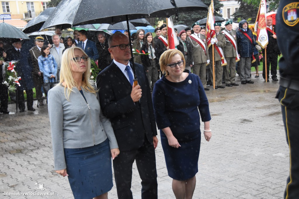 Obchody pod pomnikiem na pl. Wolności