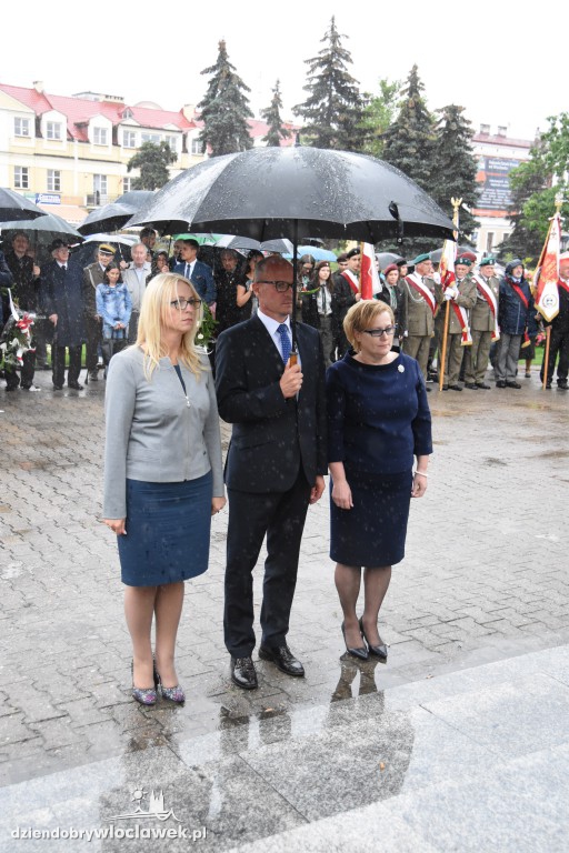 Obchody pod pomnikiem na pl. Wolności