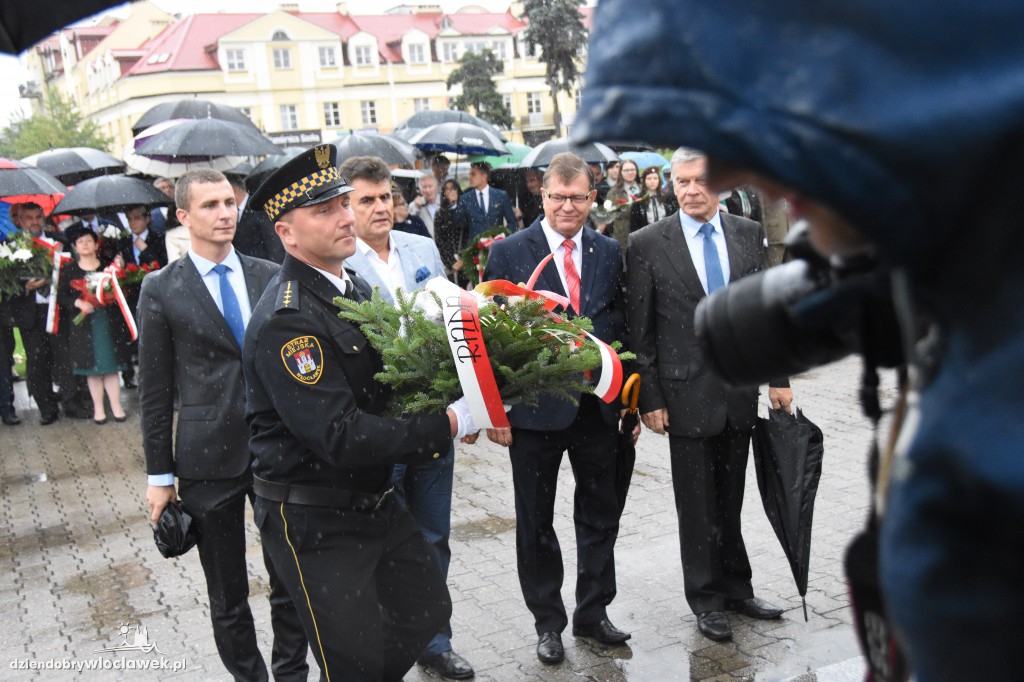 Obchody pod pomnikiem na pl. Wolności